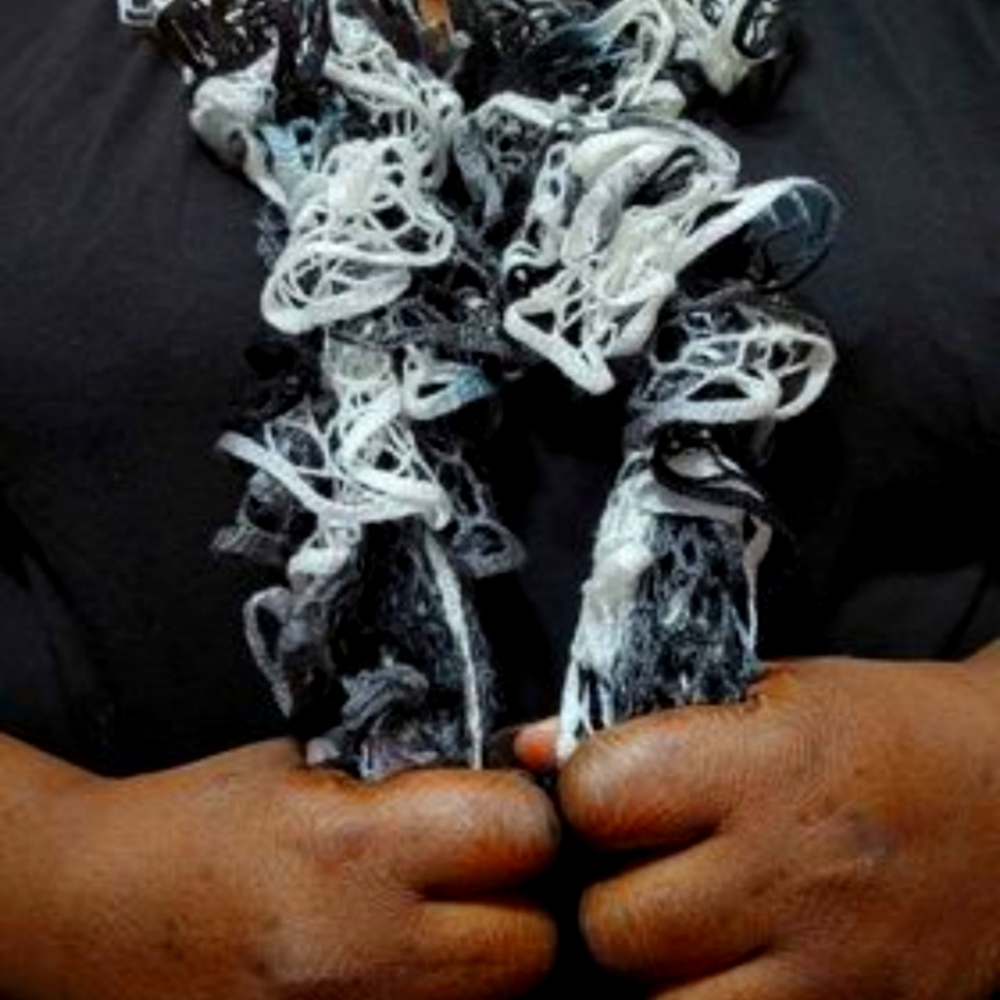 Black and white sachets ruffle scarf